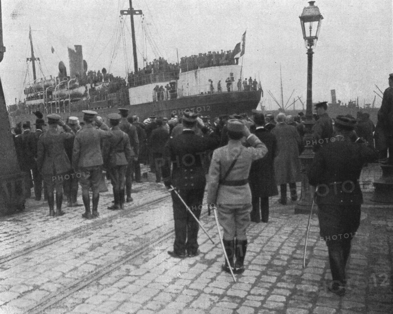 'Les premiers soldats Russes en France; le premier navire charge des troupes du general..., 1916. Creator: Jean Clair-Guyot.
