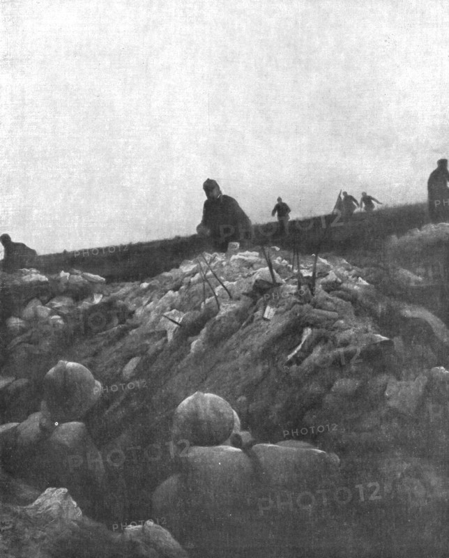 Pour illustrer le Communique due 2 mai; une tranchee allemande ayant ete conquise..., 1916