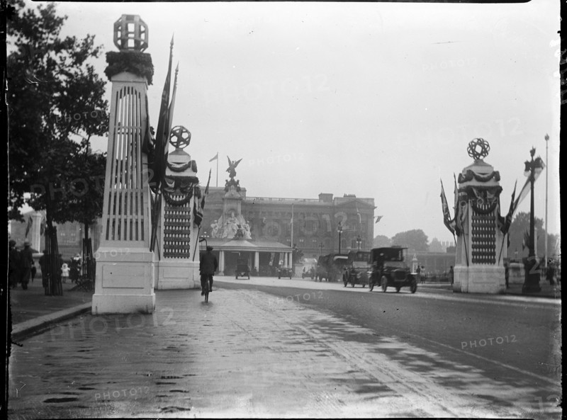 The Mall, City of Westminster, London, 1919. Creator: Katherine Jean Macfee.