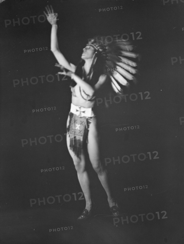 Roberts, Rene, Miss, 1922 Nov. 18. Creator: Arnold Genthe.
