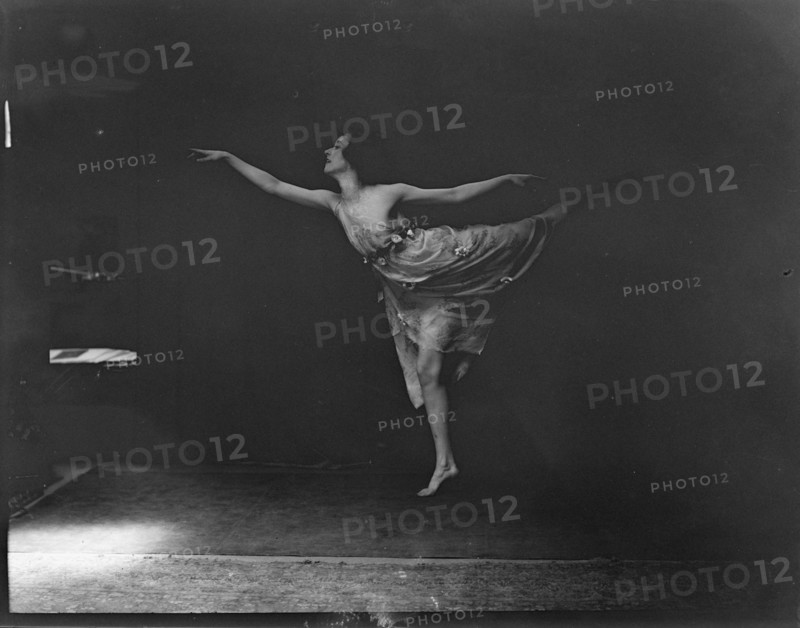 Andrews, Florence, Miss, 1918 July. Creator: Arnold Genthe.