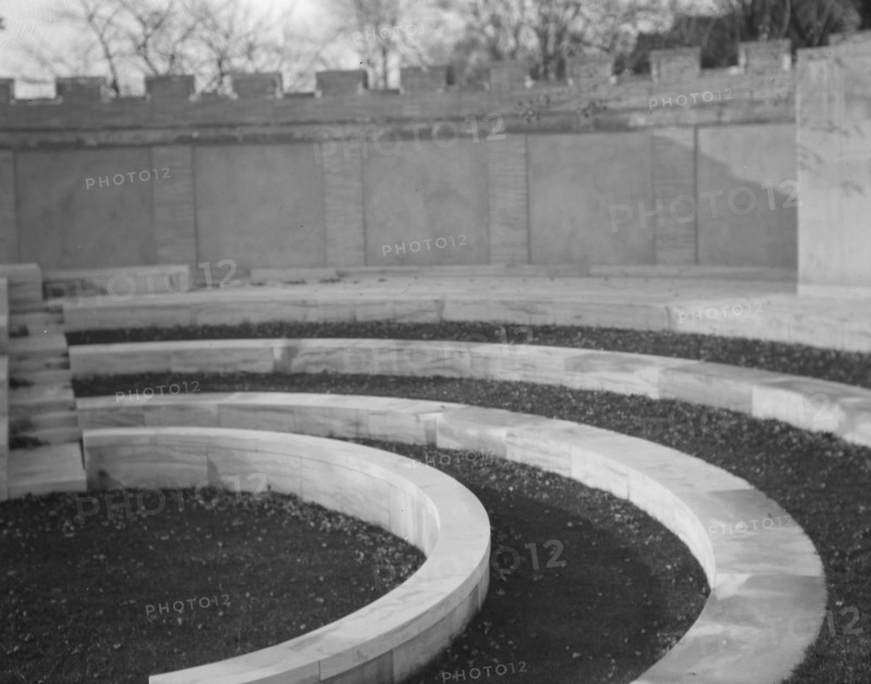 Untermeyer [i.e. Untermyer] garden, 1917 Creator: Arnold Genthe.