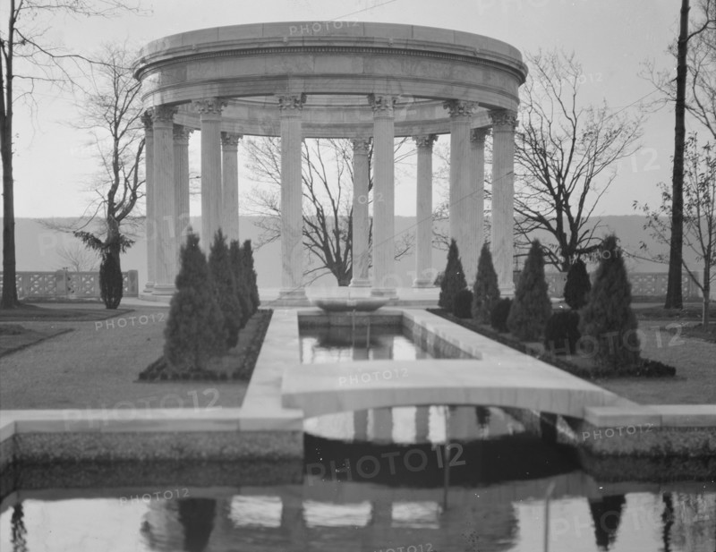 Untermeyer [i.e. Untermyer] garden, 1917 Creator: Arnold Genthe.