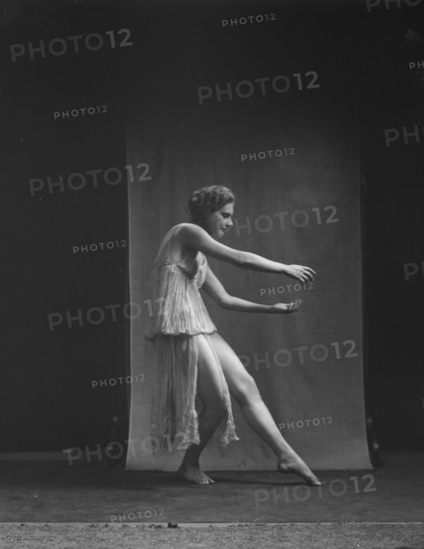 Lyons, Helen, Miss, between 1917 and 1921. Creator: Arnold Genthe.