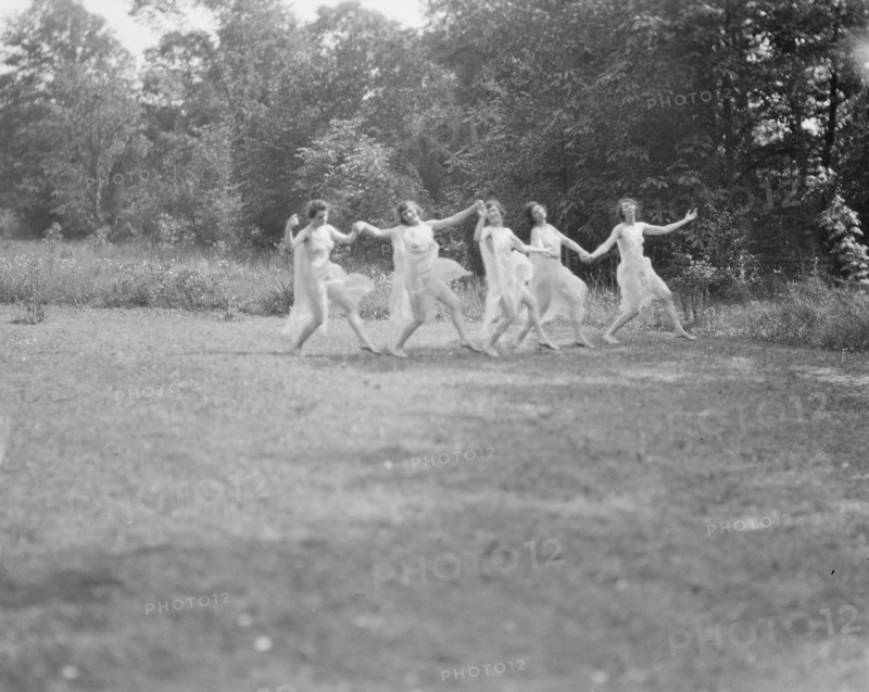 Elsie Dufour dancers, between 1918 and 1920. Creator: Arnold Genthe.