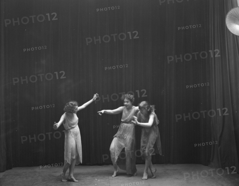 Elsie Dufour dancers, between 1918 and 1920. Creator: Arnold Genthe.