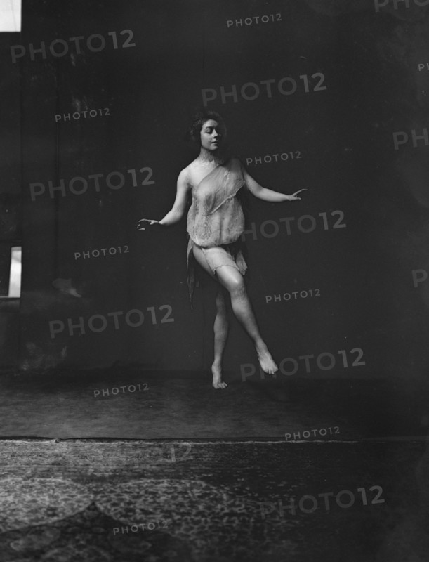 Florence Noyes dancers, between 1915 and 1918. Creator: Arnold Genthe.