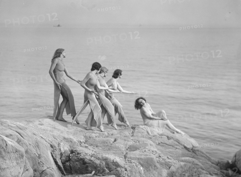 Strauss, Sarah Mildred, and pupils, 1932 June 5. Creator: Arnold Genthe.