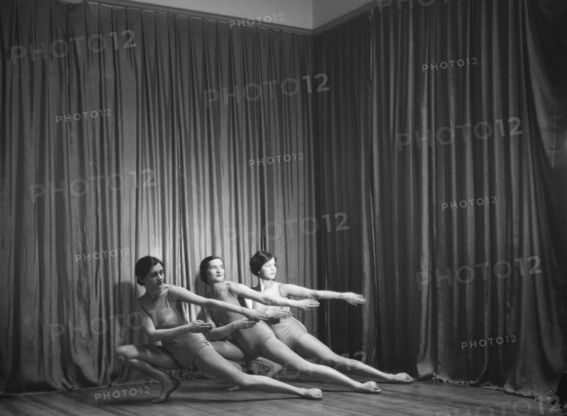 Strauss, Sarah Mildred, and pupils, 1930 Apr. 25. Creator: Arnold Genthe.