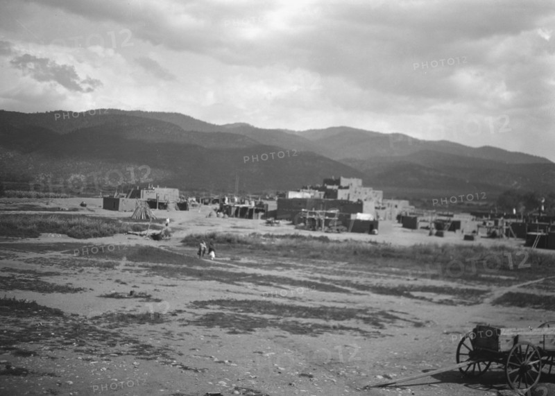 [Taos Pueblo, New Mexico], between 1899 and 1928. Creator: Arnold Genthe.
