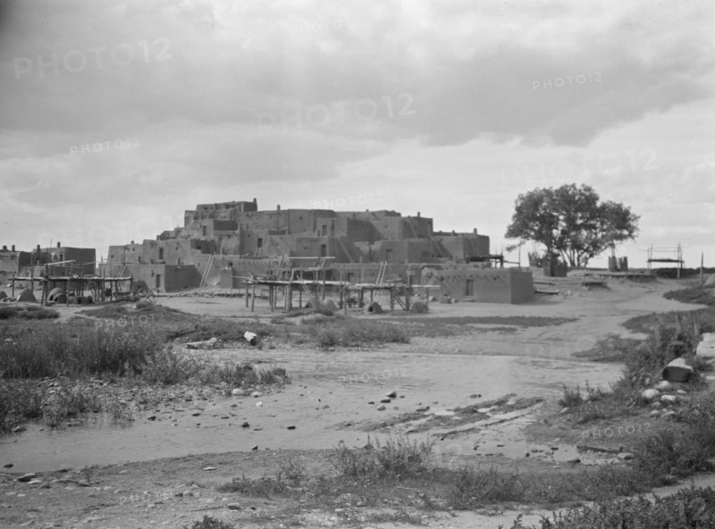 [Taos Pueblo, New Mexico], between 1899 and 1928. Creator: Arnold Genthe.