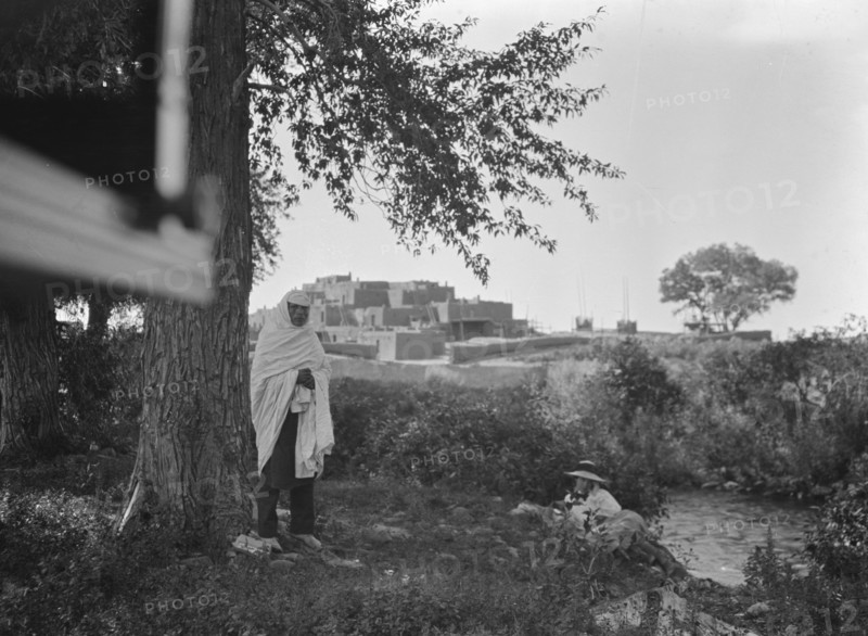 [Taos Pueblo, New Mexico], between 1899 and 1928. Creator: Arnold Genthe.