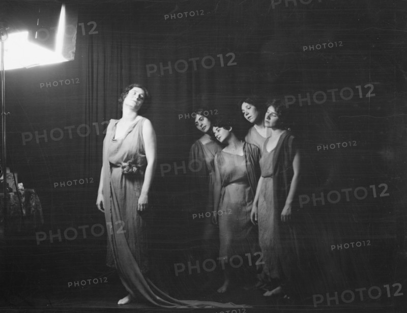 Strauss, Sarah Mildred, and pupils, 1925 Sept. 26. Creator: Arnold Genthe.