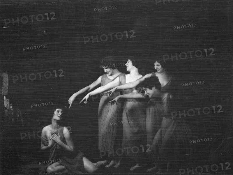 Strauss, Sarah Mildred, and pupils, 1925 Sept. 26. Creator: Arnold Genthe.