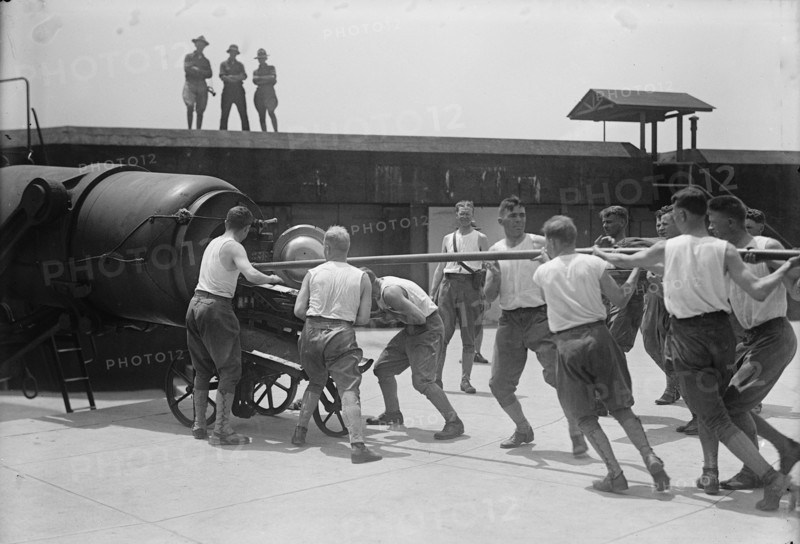 Military Training - Loading Big Gun, 1917 or 1918. Creator: Harris & Ewing.