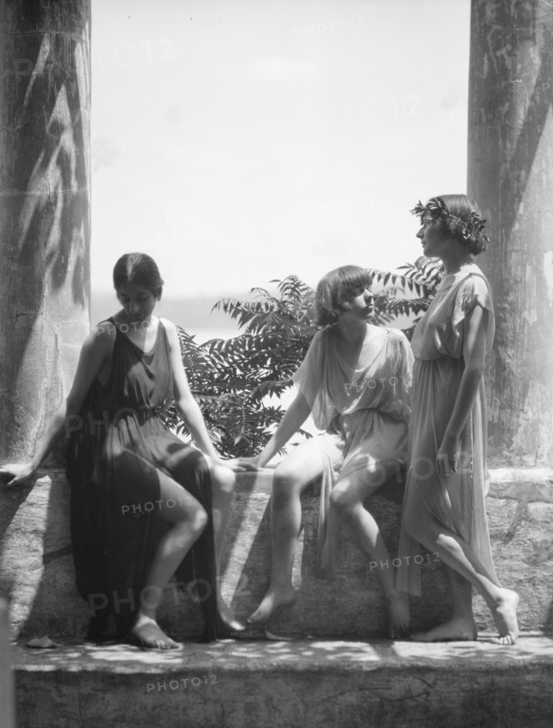 Tonetti, Misses, at Sneding's Landing, 1921 June 7. Creator: Arnold Genthe.