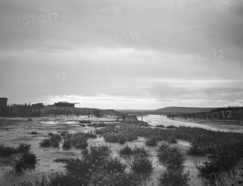 Acoma, New Mexico area views, between 1899 and 1928. Creator: Arnold Genthe.