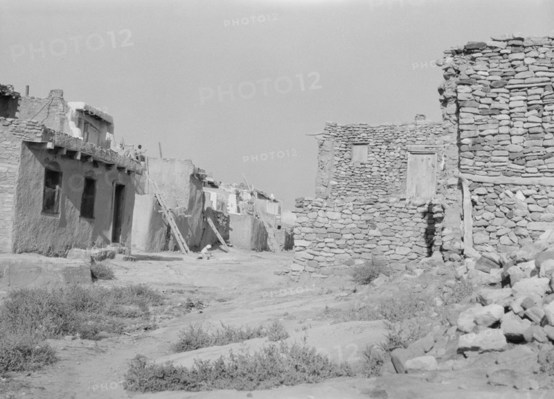 Acoma, New Mexico area views, between 1899 and 1928. Creator: Arnold Genthe.
