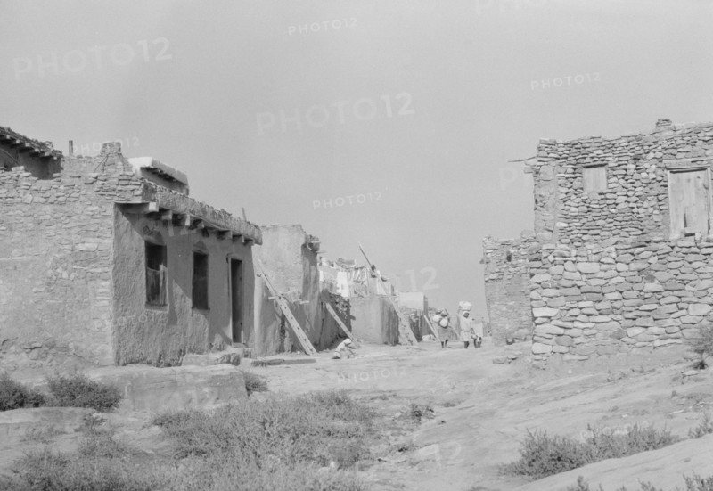 Acoma, New Mexico area views, between 1899 and 1928. Creator: Arnold Genthe.