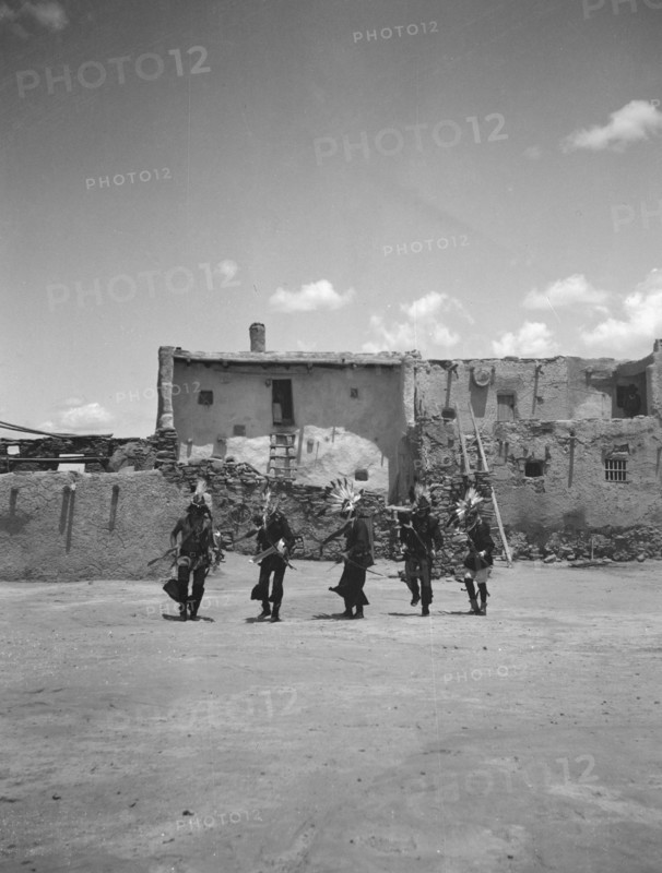 Acoma, New Mexico area views, between 1899 and 1928. Creator: Arnold Genthe.
