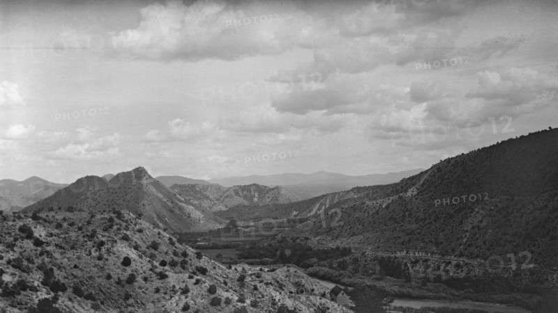 Acoma, New Mexico area views, between 1899 and 1928. Creator: Arnold Genthe.