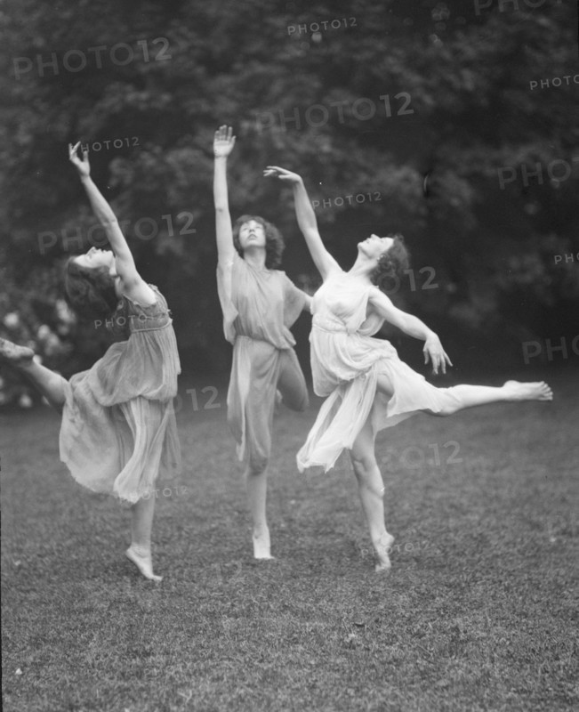 Desha, Grace, and either Phyllis or Leah, 1921 Apr. 27. Creator: Arnold Genthe.