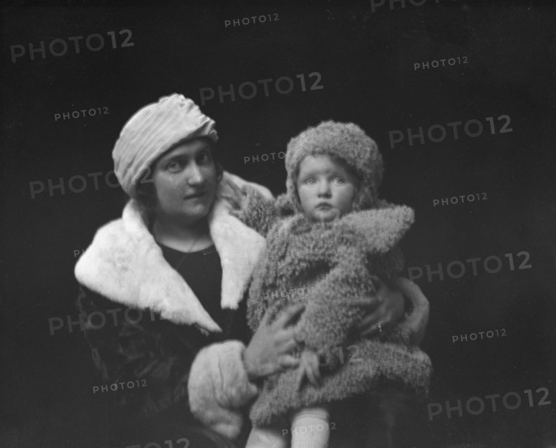 Barnsdoff, Mrs., and baby, portrait photograph, ca. 1918. Creator: Arnold Genthe.