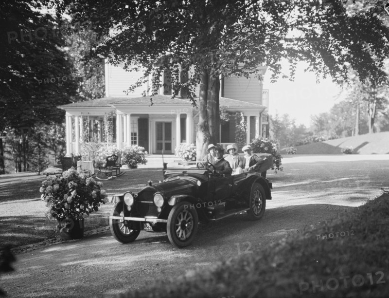 Leslie, Margeurite, and friends, in automobile, 1917 Aug. 18. Creator: Arnold Genthe.