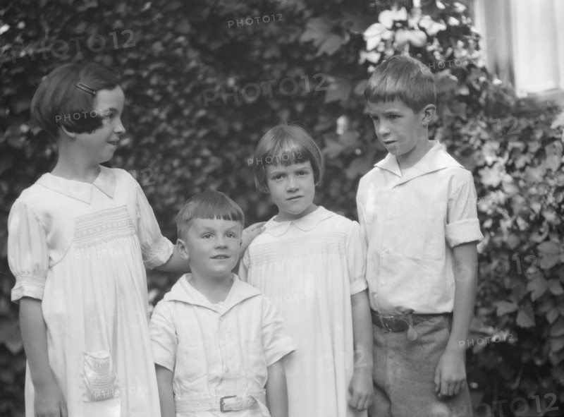 Twichell Mr., children of, portrait photograph, 1925 Nov. 19. Creator: Arnold Genthe.