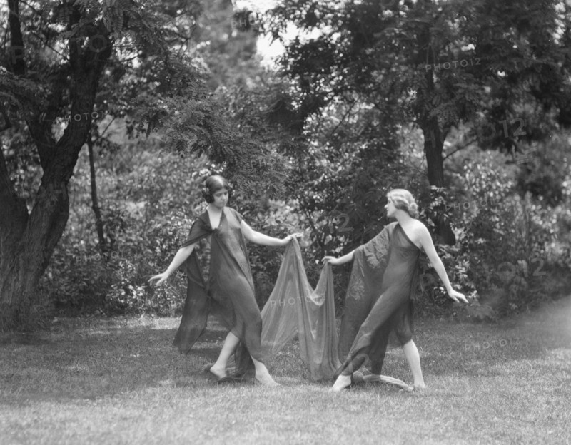 Wanger, Beatrice, Miss, and Miss Solveig Hornbeck, 1921 June 21. Creator: Arnold Genthe.