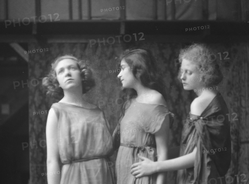 Wanger, Beatrice, Miss, and other dancers, between 1912 and 1920. Creator: Arnold Genthe.