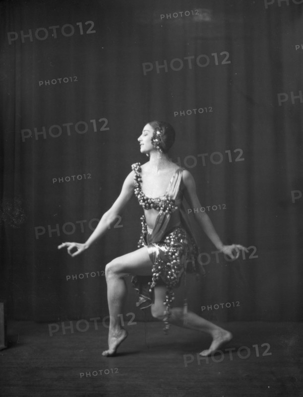 Cowan, Rosamonde, Miss (Rose Rolanda ; Mrs. Miguel C.), 1921 Mar. 1. Creator: Arnold Genthe.