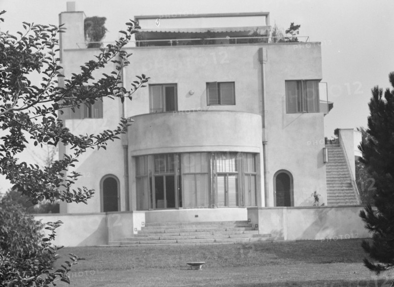 House at "The Shallows," property of Lucien Hamilton Tyng, Southampton, Long Island, 1931 Aug. Creator: Arnold Genthe.