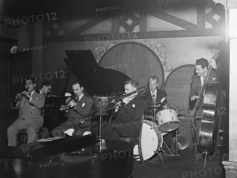 Portrait of Ernie Caceres, Bobby Hackett, Freddie Ohms, and George Wettling, Nick's..., N.Y., 1946. Creator: William Paul Gottlieb.