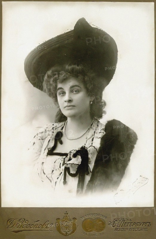 Portrait of the author Nadezhda Teffi (1872-1952), 1910. Creator: Zdobnov, Dmitri Spiridonovich (End of 19th cen.).