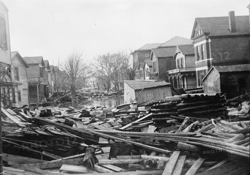 Flood Scenes, Dayton, Ohio?, 1913. Creator: Harris & Ewing.
