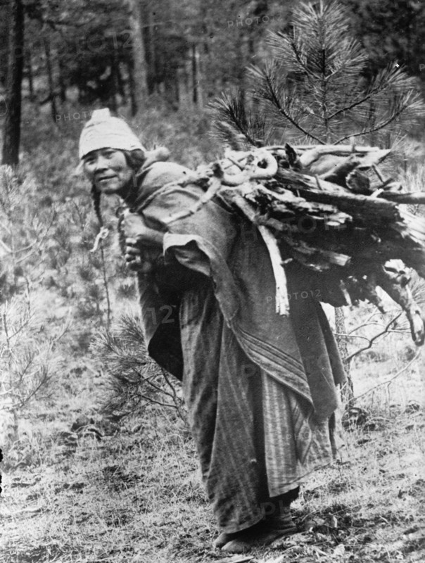 Indians, American Medicine Woman, or No-Ah-Tuh, 1913. Creator: Harris & Ewing.