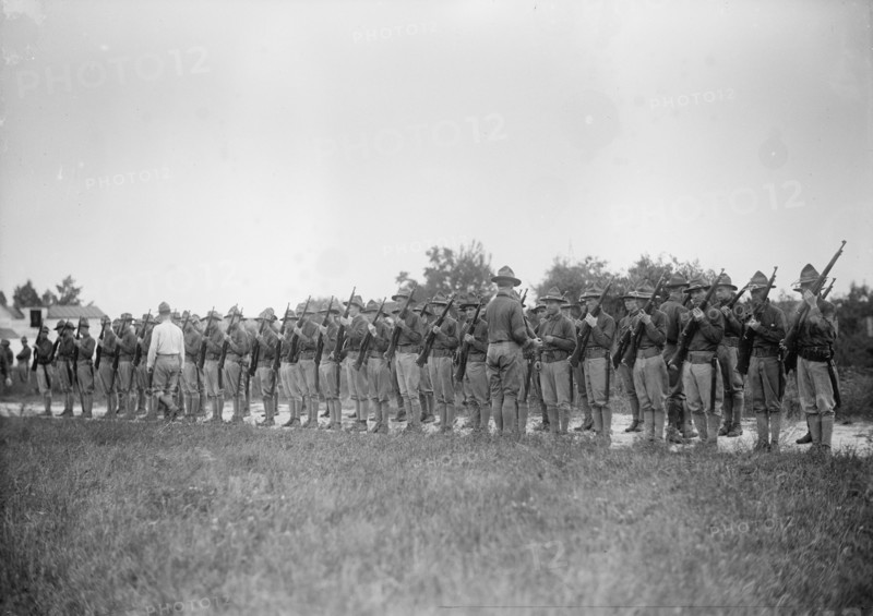 National Guard of D.C. - Drill, 1915. Creator: Harris & Ewing.