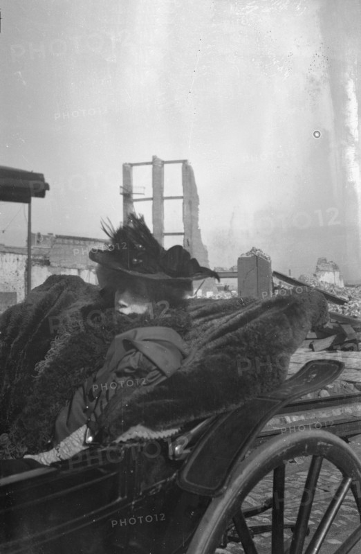 Bernhardt, Sarah, in carriage in San Francisco after the earthquake and fire of 1906, 1906 Apr. Creator: Arnold Genthe.