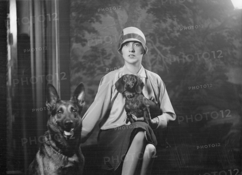 Goldbeck, Walter, Mrs., with dogs, portrait photograph, 1926 Oct. 18. Creator: Arnold Genthe.