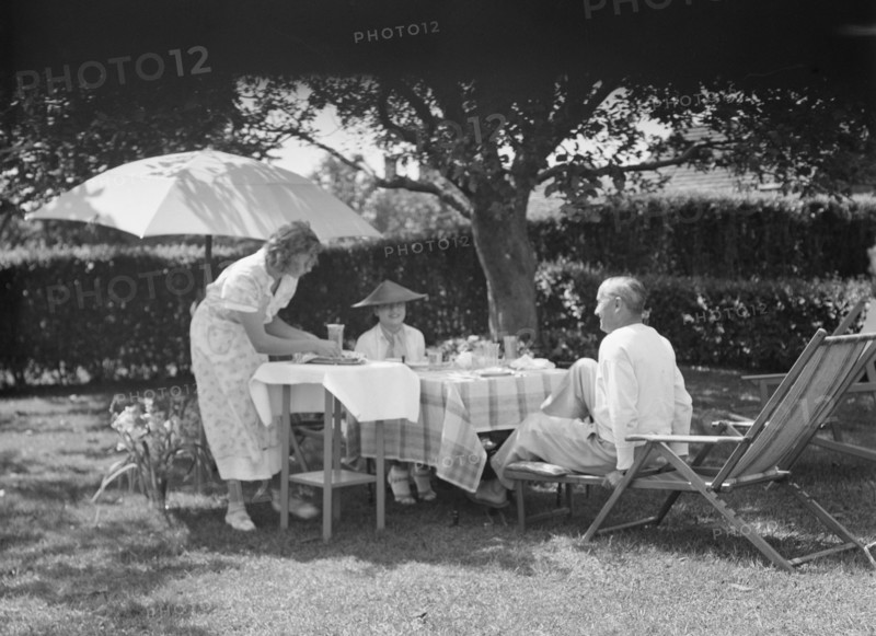 Leonard, Mr. and Mrs., eating outdoors, between 1926 and 1938. Creator: Arnold Genthe.