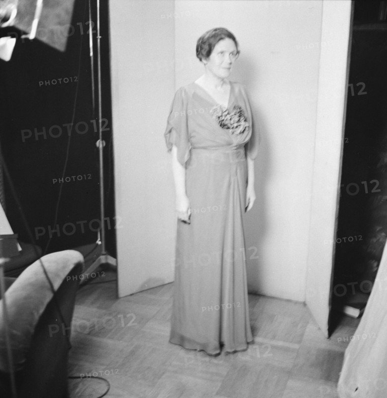 Ashton, E.L., Mrs., portrait photograph, between 1926 and 1942. Creator: Arnold Genthe.