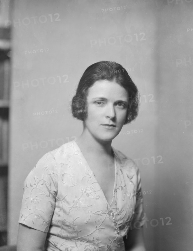 Cross, Viola, Mrs., portrait photograph, between 1921 and 1923. Creator: Arnold Genthe.