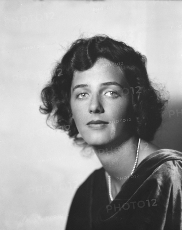 Kramer, A.L., Mrs. (Alice Bishop), portrait photograph, 1932 Creator: Arnold Genthe.