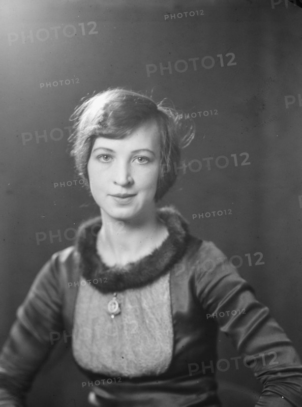 Leezbinska, Eugenia, Miss, portrait photograph, between 1927 and 1942. Creator: Arnold Genthe.