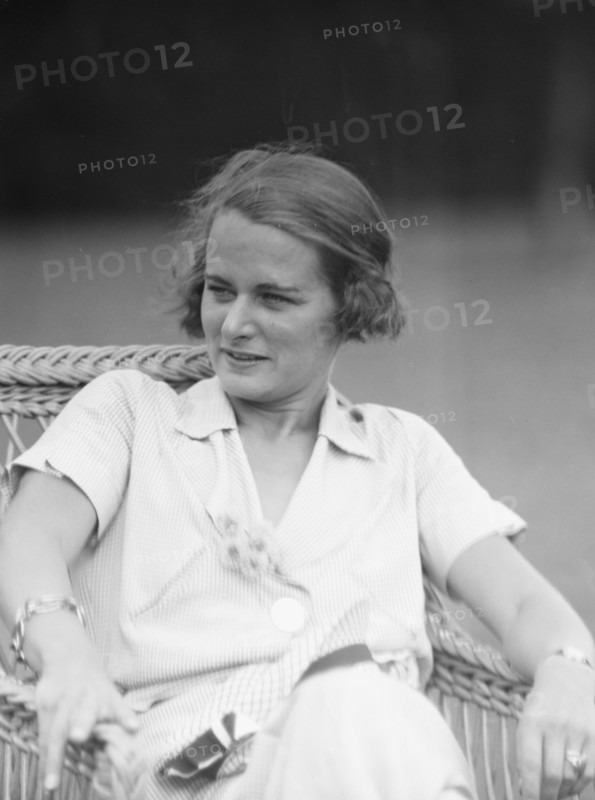 Sexton, Mrs., seated outdoors, 1932 July 10. Creator: Arnold Genthe.