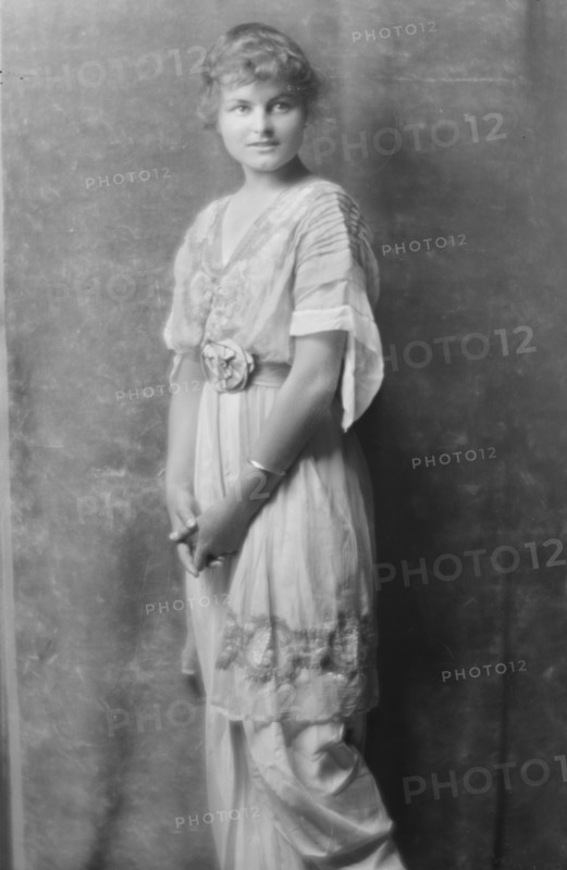 Allen, Dorothy, Miss, portrait photograph, 1914 Aug. 13. Creator: Arnold Genthe.