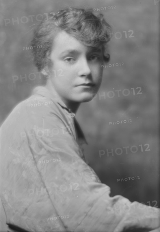 Bain, Marjorie, Miss, portrait photograph, 1914 Nov. 28. Creator: Arnold Genthe.