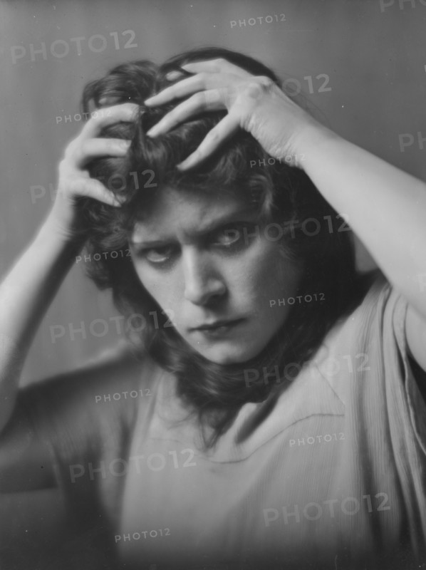 Bara, Theda, Miss, portrait photograph, 1916 Nov. 11. Creator: Arnold Genthe.