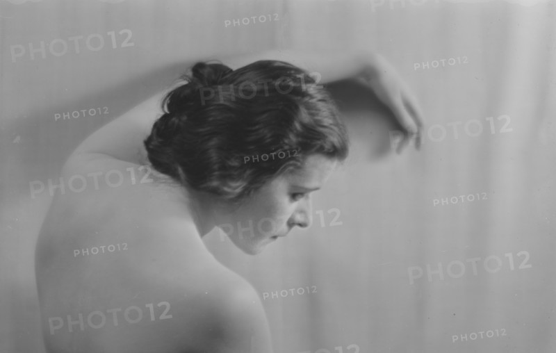 Bara, Theda, Miss, portrait photograph, 1916 Nov. 11. Creator: Arnold Genthe.